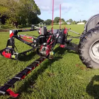 La machine est montée sur le relevage avant à l'aide d'un triangle d'attelage  © L. Annic