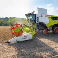 L’adoption sur les Lexion 5000 à cinq secoueurs d’un séparateur rotatif derrière le batteur, qui augmente la surface de séparation forcée, permet à Cl