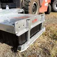 Le balai Löwe de Fliegl est équipé  de skis latéraux ajustables en hauteur, limitant l’écrasement des brosses. © Fliegl