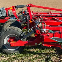 Les vérins des roues de jauge et du rouleau du déchaumeur Kverneland Turbo i-Tiller sont dotés de capteurs autorisant une mémorisation des réglages de