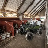 Le quad Polaris Sportsman 570 Agri Pro est équipé de porte-bagages en aluminium acceptant 41 kg à l’avant et 82 kg à l’arrière. © Polaris