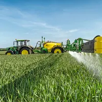 Les pulvérisateurs traînés John Deere R700i disposent du dispositif PowerSpray utilisant deux pompes à entraînement hydraulique. © John Deere