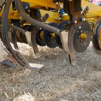 Les semoirs Hybrid de Claydon laissent la possibilité de combiner des disques, des dents fissuratrices et  des dents semeuses, selon le volume de rési