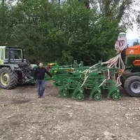 Rémi Vidal utilise un semoir Primera d'Amazone de 6 mètres pour semer ses 200 hectares de cultures et couverts végétaux, en plus de la prestation de s