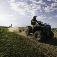 Le quad Polaris Sportsman 570 génération 2021 affiche une capacité de remorquage de 830 kg. © Polaris