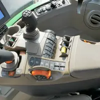 Le levier multifonction CommandPro qui possède 11 boutons configurables est disponible en option sur les transmissions à variation continue.  © V. Gar