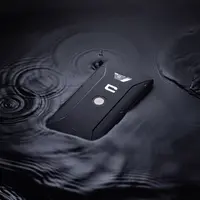 Les smartphones renforcés sont pour la plupart résistants à une chute dans l'eau. © Crosscall