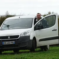 Jocelyn Bertrand a parcouru 40 000 km en trois ans avec son Peugeot Partner électrique. Il en apprécie l’absence de bruit et d’odeur à l’utilisation,