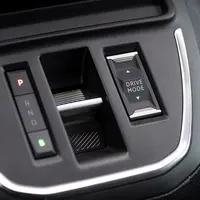 Sans boite de vitesse, la commande de transmission d'un véhicule électrique est minimaliste. Elle propose généralement un mode éco et différents nivea