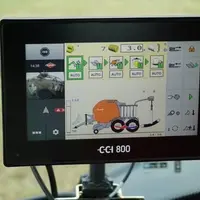 Modèle plus petit que le CCI 1200, le terminal Isobus tactile CCI 800 de 20,3 cm (8 pouces) permet au chauffeur de visualiser l’ensembles des principa