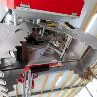 Le grappin du robot d'alimentation Lely Vector n'utilise plus une corde pour fermer sa mâchoire, mais une chaîne en inox. © Lely