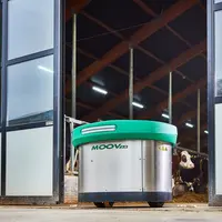 Le robot repousse-fourrage Joz Moov 2.0 peut recevoir en option un dispositif de relevage du tambour et la gestion automatique de l'ouverture/fermetur