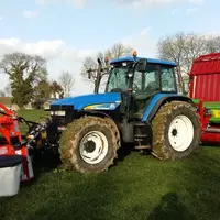 Faucheuse frontale Kuhn sur tracteur New Holland TM140 et remorque autochargeuse Strautmann