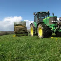 Machine tout-en-un, la remorque faucheuse autochargeuse n'impose pas d'utiliser un tracteur spécifique, à l'inverse des combinaisons avec faucheuse fr