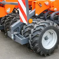Les scalpeurs Scalpwin d'Agrowin International sont dotés de huit roues sur deux doubles tandems à l’avant pour bien maîtriser la profondeur de travai