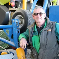 Philippe Le Coguiec, entrepreneur et éleveur dans les Côtes-d’Armor, « L'enrubanneuse traînée me permet de valoriser au maximum mes deux presses à bal