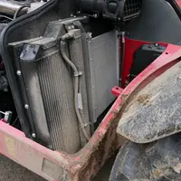 Un défaut d'étanchéité du capot moteur entraîne le salissement des radiateurs du chargeur télescopique Weidemann T7042.