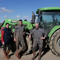 Mélanie et Bertrand Bouquillon, ici à côté de Jean-Luc Gesmier (père de l’agricultrice), sont très attachés à leur confort de travail, et la présence
