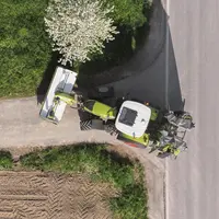 Les combinés de fauche se montrent assez compacts et maniables, aussi bien sur route qu'au champ.  © Claas