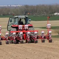 Le semoir Ozdoken VPKT, à châssis télescopique, se complète en option de fertiliseurs et de microgranulateurs. © Agripartner