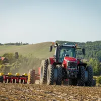 Le jumelage de roues étroites limite l’effet de poinçonnement du sol et garantit davantage de stabilité au tracteur avec des appareils de grande large