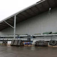 Le séchoir est installé sur la largeur du bâtiment de stockage des fourrages. Le séchoir à plat prend place de l'autre côté du bardage.  © M. Portier