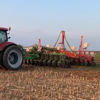 Le strip-tiller semi-porté de 6 mètres de large est associé à un semoir monograine de 12 rangs à 50 centimètres alimenté en engrais par une trémie fro