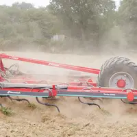 Le cultivateur Kverneland Turbo i-Tiller présente un dégagement sous bâti de 72,5 cm. © D. Laisney