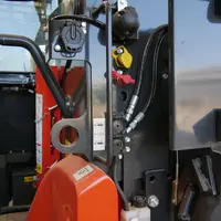 Le chargeur télescopique Bobcat TL43.80 HF reçoit à l'arrière deux prises pour l'alimentation hydraulique à double effet, ainsi que les raccords pour