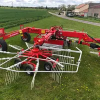 Les deux rotors de l'andaineur Agram Hay Row Jet 8002 sont chacun équipés de 11 bras porte-dents.