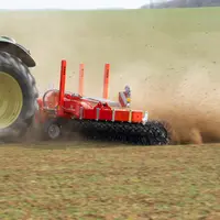 La houe rotative Rotacare de Pöttinger se décline en trois largeurs de 6,60 à 12,40 mètres.