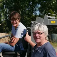 Clément Valienne et Franck Houssais apprécient le silence de l'engin de manutention.