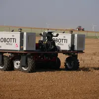 Le porte-outil robotisé Robotti 150D d'AgroIntelli utilise la technologie GPS RTK pour se guider dans les parcelles.