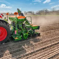 La herse rotative Rotamix d'Amazone se prête bien aux préparations de semis de printemps.