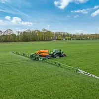 Les pulvérisateurs traînés Amazone UX 7601 Super et 8601 Super reçoivent des rampes de 21 à 42 mètres de large.