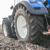 Les pneumatiques VF650/85 R42 de 2,15 mètres de diamètre rendent le travail dans la raie efficace, pour des tracteurs de forte puissance.