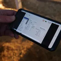 Depuis son smartphone, l’éleveur ajuste facilement les quantités de paille dans chaque zone. Il peut aussi arrêter le paillage des aires de couchage e