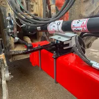 L'essieu directeur forcé Hydroforce de La Campagne est piloté par une petite bielle reliée au crochet à échelle du tracteur.