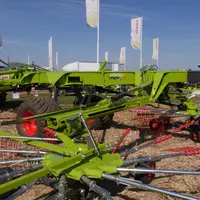 Les quatre rotors des andaineurs Claas Liner 4700, 4800 et 4900 sont montés sur des bras télescopiques.