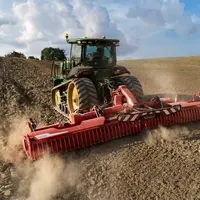 Les cardans de la herse rotative Maschio Toro Isotronic bénéficient de protections métalliques plus robustes et facilitant l'accès aux graisseurs.