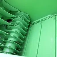 La pailleuse Tatoma EM-310-S adopte un démêleur polyvalent et un fond mouvant à chaînes plates.
