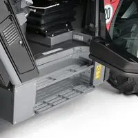 Le chargeur télescopique Weidemann T7 profite de deux larges marchepieds et de nombreuses zones de rangement