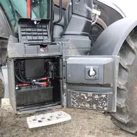 Le tracteur Valtra G125 intègre un marchepied bien conçu à droite.