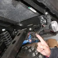 Les fils électriques passant à l’arrière, sous la benne du Kawasaki Mule Pro-DX, ne sont pas correctement fixés et risquent à l’usage d’être arrachés.