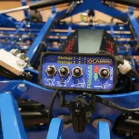 Un petit boîtier contrôle le dépliage et le repliage de la herse étrille Pressius de Carré.