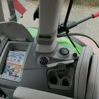 Le Deutz-Fahr 8280 TTV dispose de plusieurs espaces de rangements fermés.