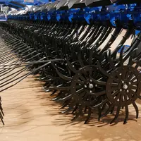 La herse peigne solidaire de chaque roue étoilée se relève individuellement sur la houe rotative Carré Rotanet.