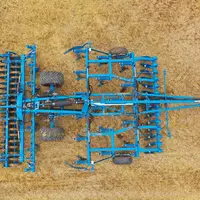 Le déchaumeur à dents Karat 10 de Lemken bénéficie d'une disposition symétrique des dents par rapport à l'axe de traction.