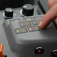 Les différents modes du pont avant s'activent depuis l'accoudoir multifonction.