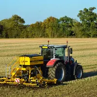 Le semoir porté Claydon Evolution est disponible en largeurs de 3 ; 4 ; 4,5 ; 4,8 ; 5 et 6 mètres.